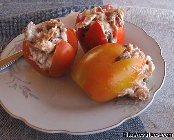 помидоры фаршированные жареным тунцом. на удивление вкусно    индонезия, острова