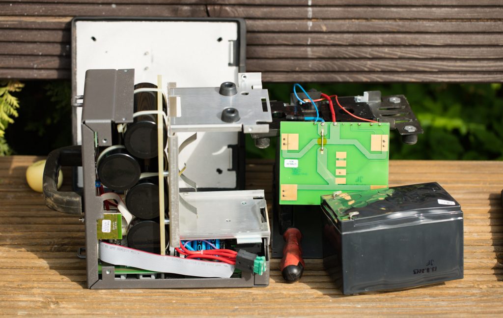 Swiss Made - вскрытие аккумуляторного генератора Broncolor