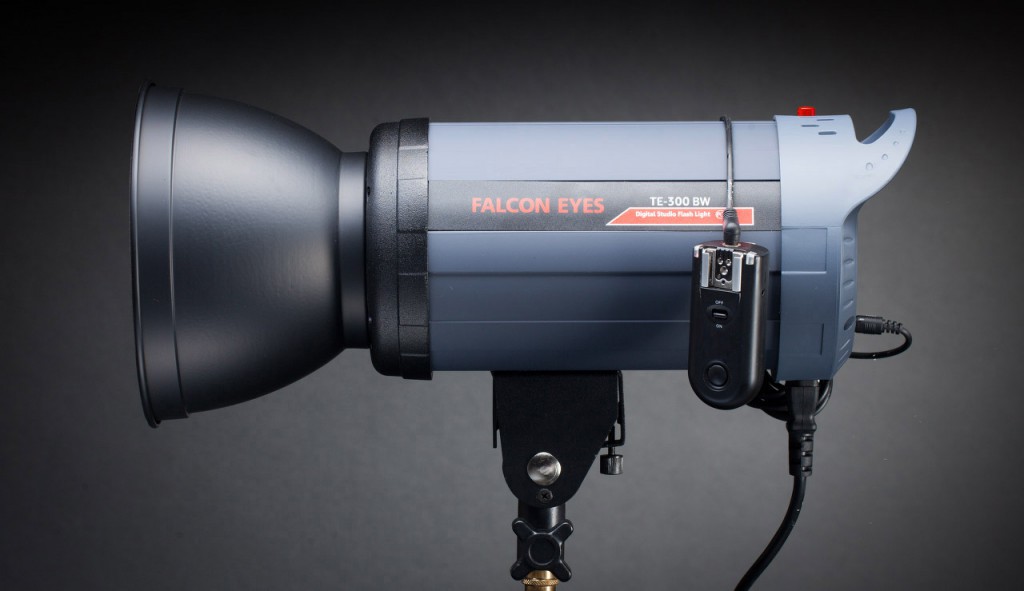 Обзор студийной вспышки Falcon Eyes TE-300BW